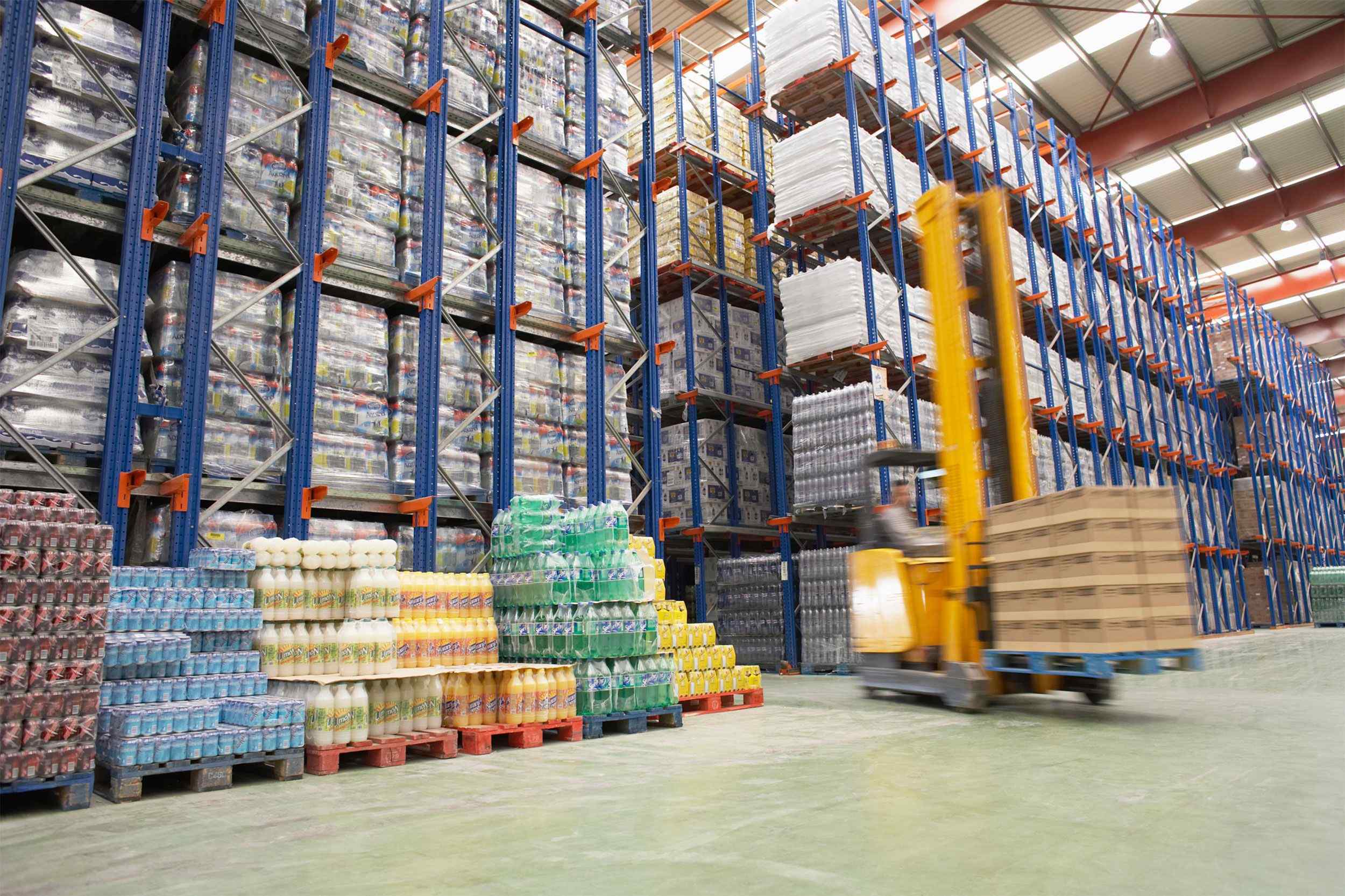 https://www.xpresscourierserviceuae.com
/wp-content/uploads/2015/09/Warehouse-and-lifter.jpg